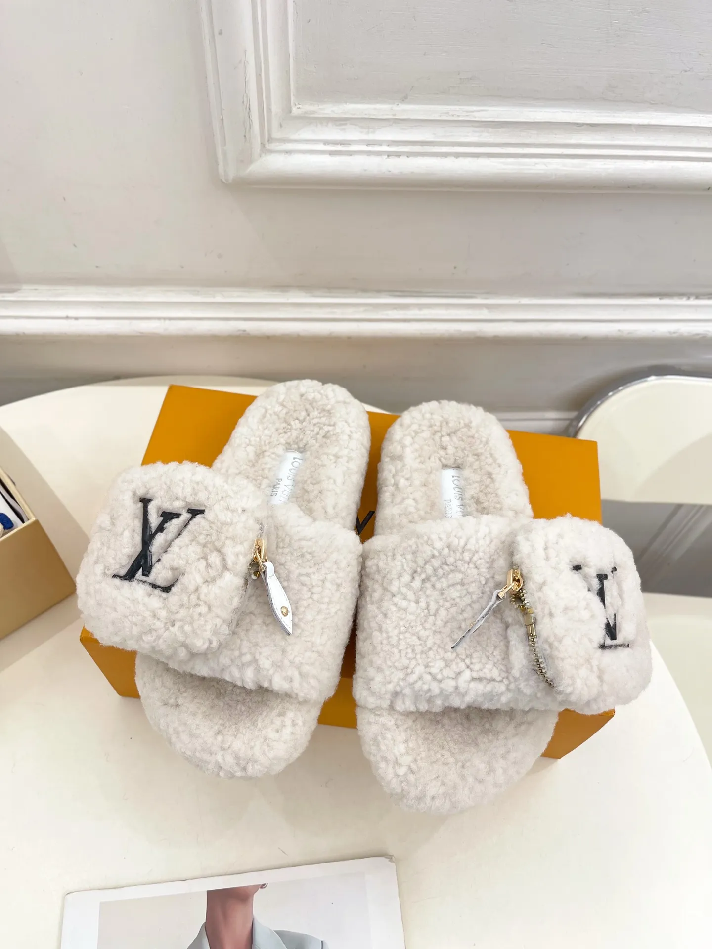 👟👟Ex-factory price 480👟👟 | Louis Vuitton 25𝐬𝐬 🧡💚2025 spring and summer new style top version⚠️ The counter features the latest LV wallet fur slippers, new hard goods🆕 ❥BS purchasing level! Full of high-end feel! A popular model among bloggers at home and abroad, it’s retro and fashionable and looks amazing on your feet! Mainly recommended model on the official website★ ━━━━━ ЅᏇєєt ━━━━━ ▪️Upper: Original custom-made wool ▪️Lining: imported goat hair lining ▪️Outsole: Original custom-made non-slip outsole ▪️Heel height: flat ▪️Shoe size: 35-39 (40.41.42 customization is not returnable)